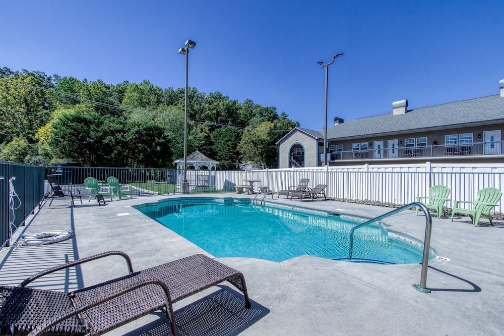 colonial crest 110 great location you can walk to town 2 bedroom condo by redawning
