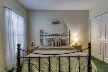 colonial crest 110 great location you can walk to town 2 bedroom condo by redawning