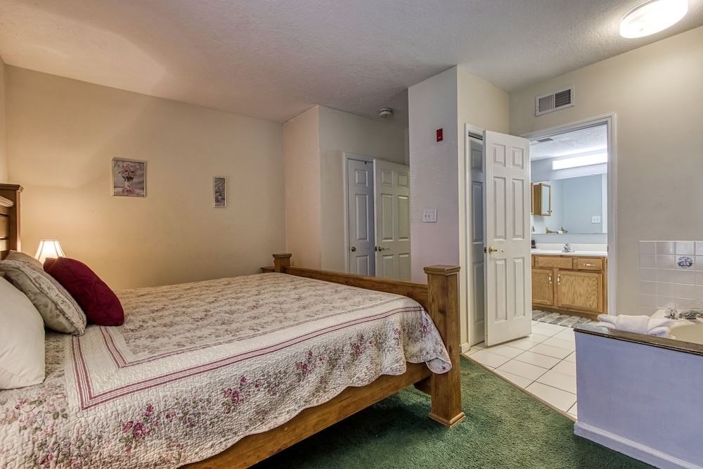 colonial crest 110 great location you can walk to town 2 bedroom condo by redawning