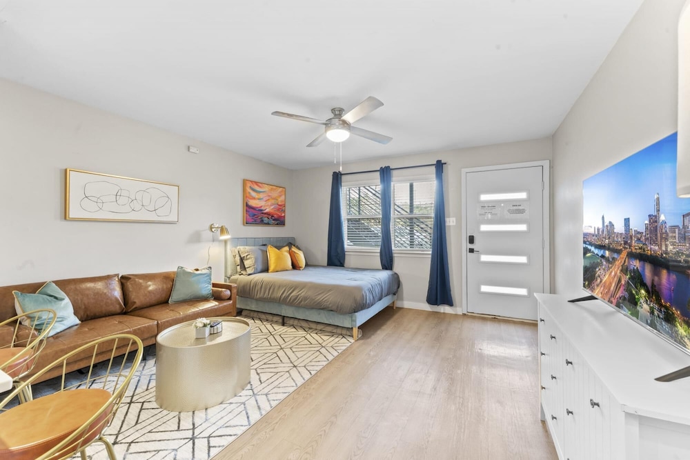 stylish modern studio close to downtown and domain
