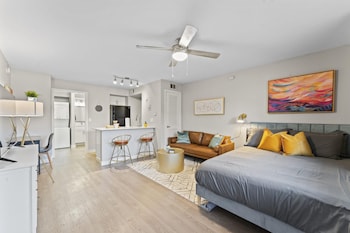 stylish modern studio close to downtown and domain