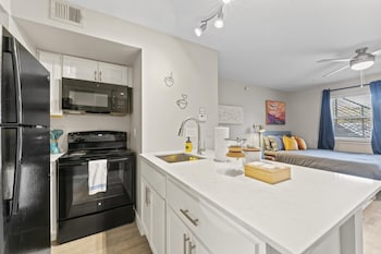 stylish modern studio close to downtown and domain
