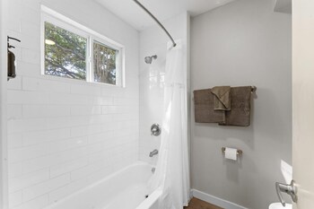stylish modern studio close to downtown and domain