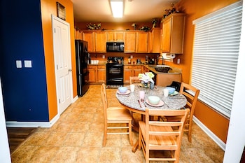 attractive 3 bed townhouse with king bed