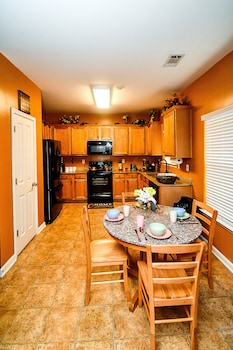 attractive 3 bed townhouse with king bed