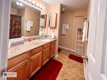 attractive 3 bed townhouse with king bed