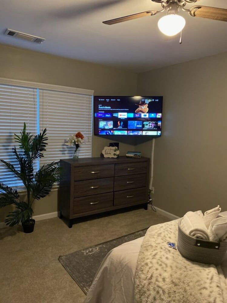 attractive 3 bed townhouse with king bed