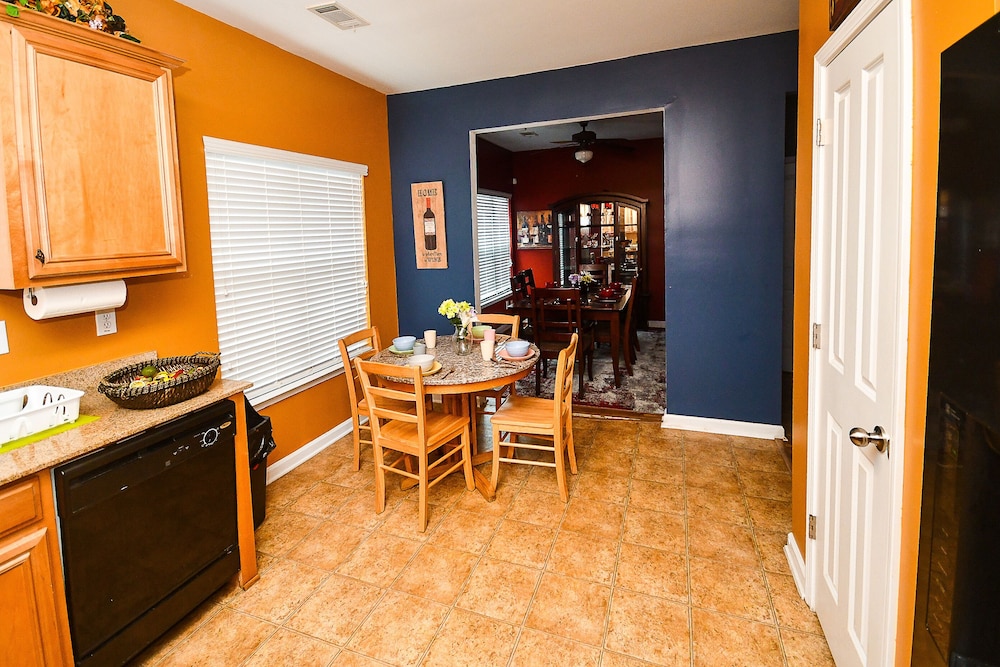 attractive 3 bed townhouse with king bed