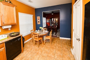 attractive 3 bed townhouse with king bed