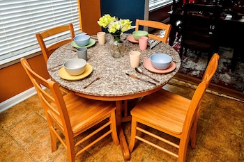 Attractive 3 Bed Townhouse With King Bed,Dunwoody>>Atlanta,4 star