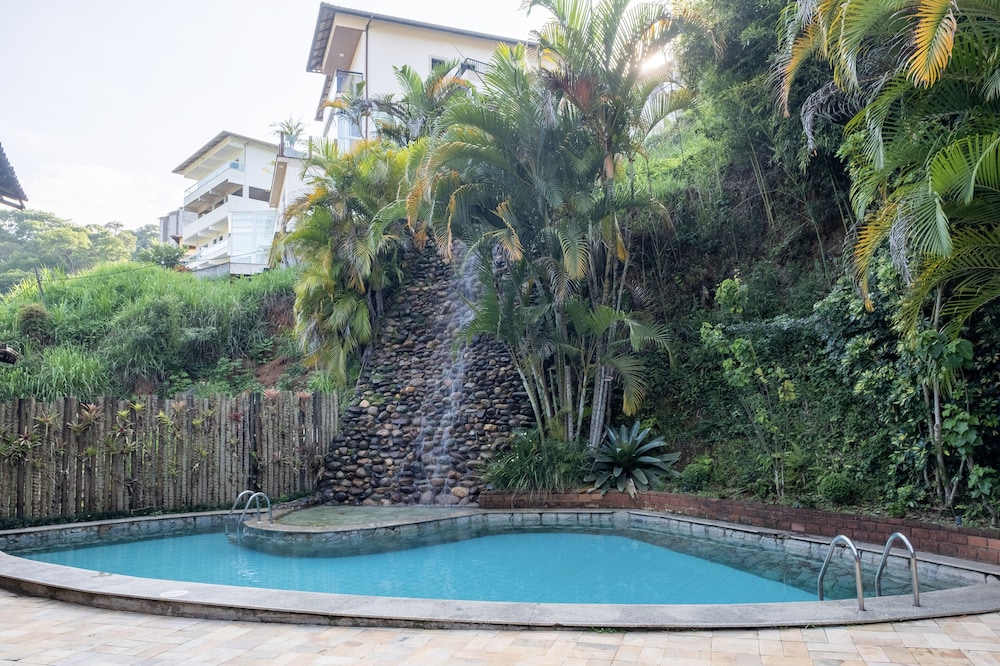 hotel serra everest