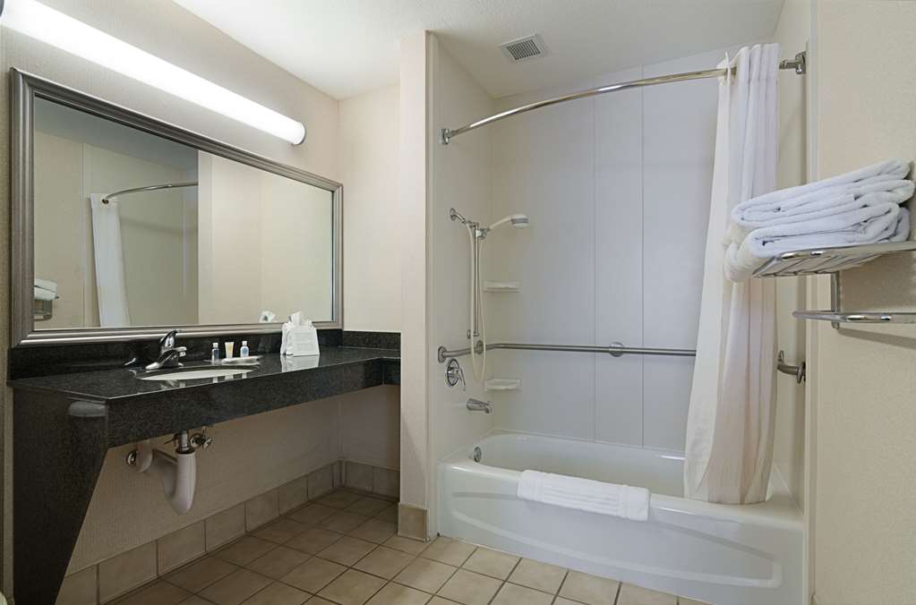 quality suites springdale west i 49