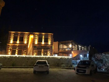 atax cave otel