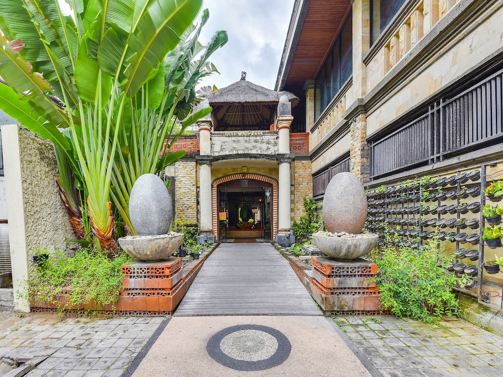 super oyo townhouse oak maxi hotel legian