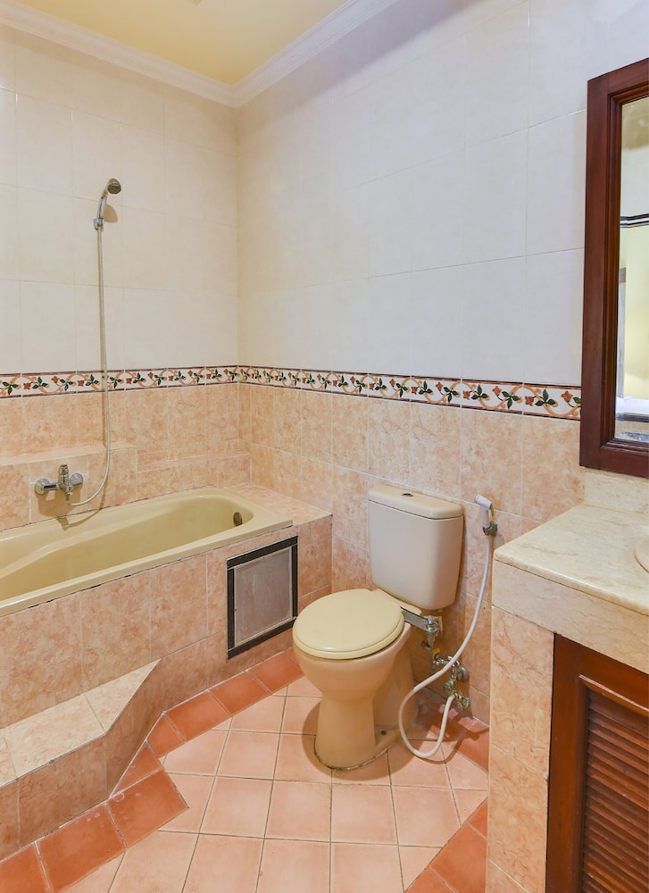 super oyo townhouse oak maxi hotel legian