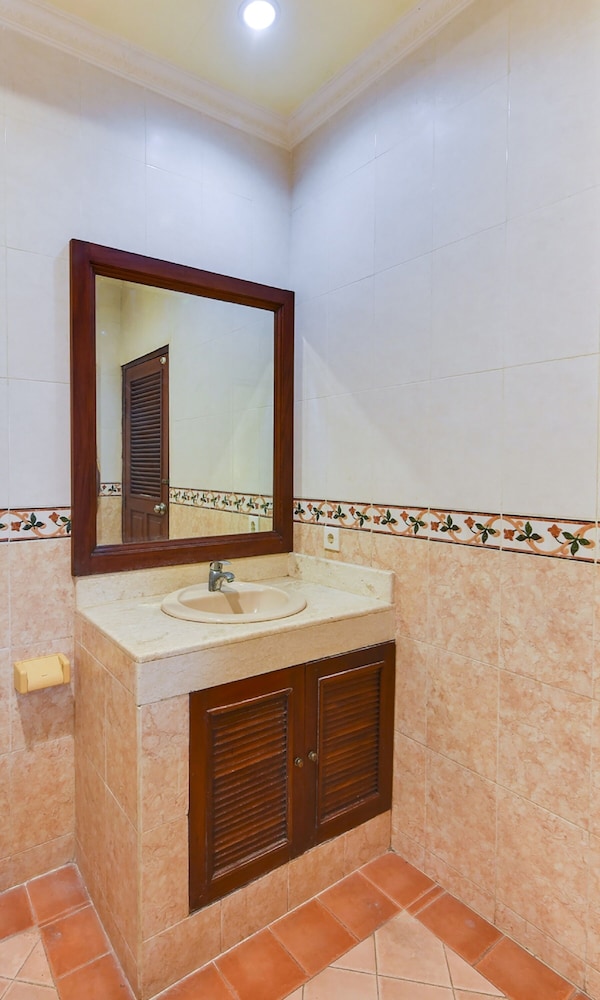 super oyo townhouse oak maxi hotel legian