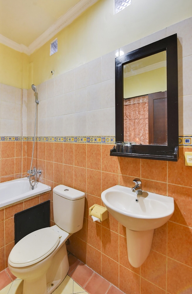 super oyo townhouse oak maxi hotel legian