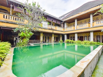 super oyo townhouse oak maxi hotel legian