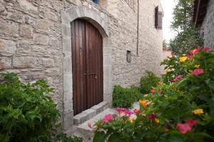oinoessa traditional boutique houses