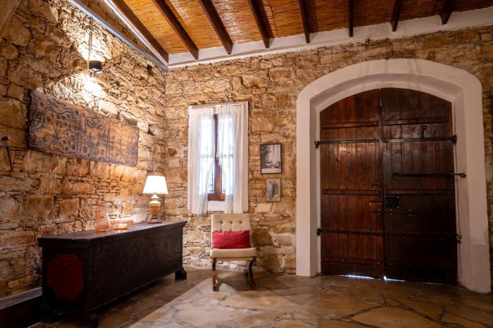 oinoessa traditional boutique houses