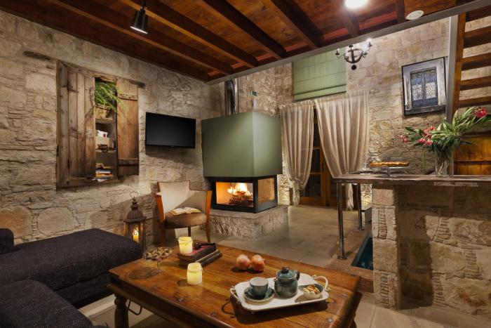 oinoessa traditional boutique houses