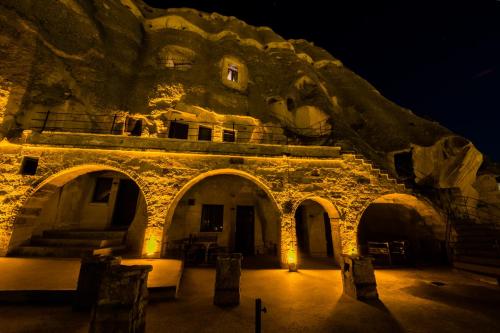 elite cave suites