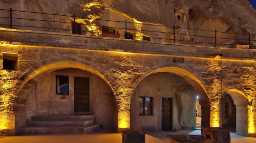 elite cave suites