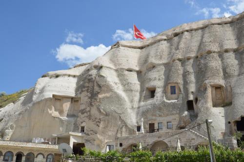 elite cave suites