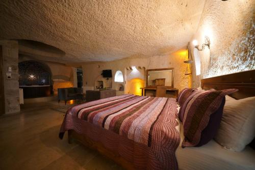 elite cave suites