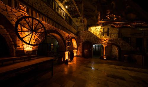 elite cave suites