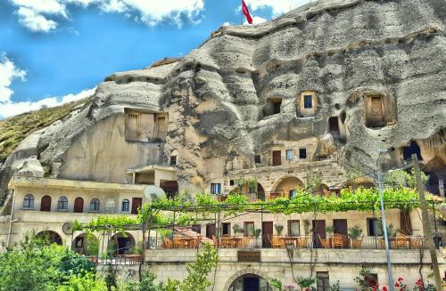 elite cave suites