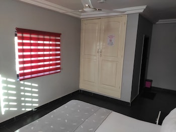 royal blue guest house bar