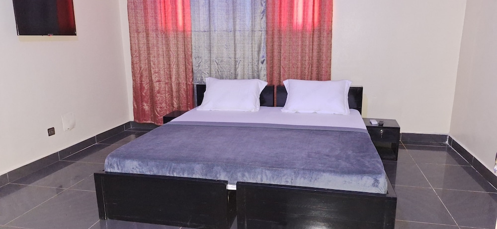 royal blue guest house bar