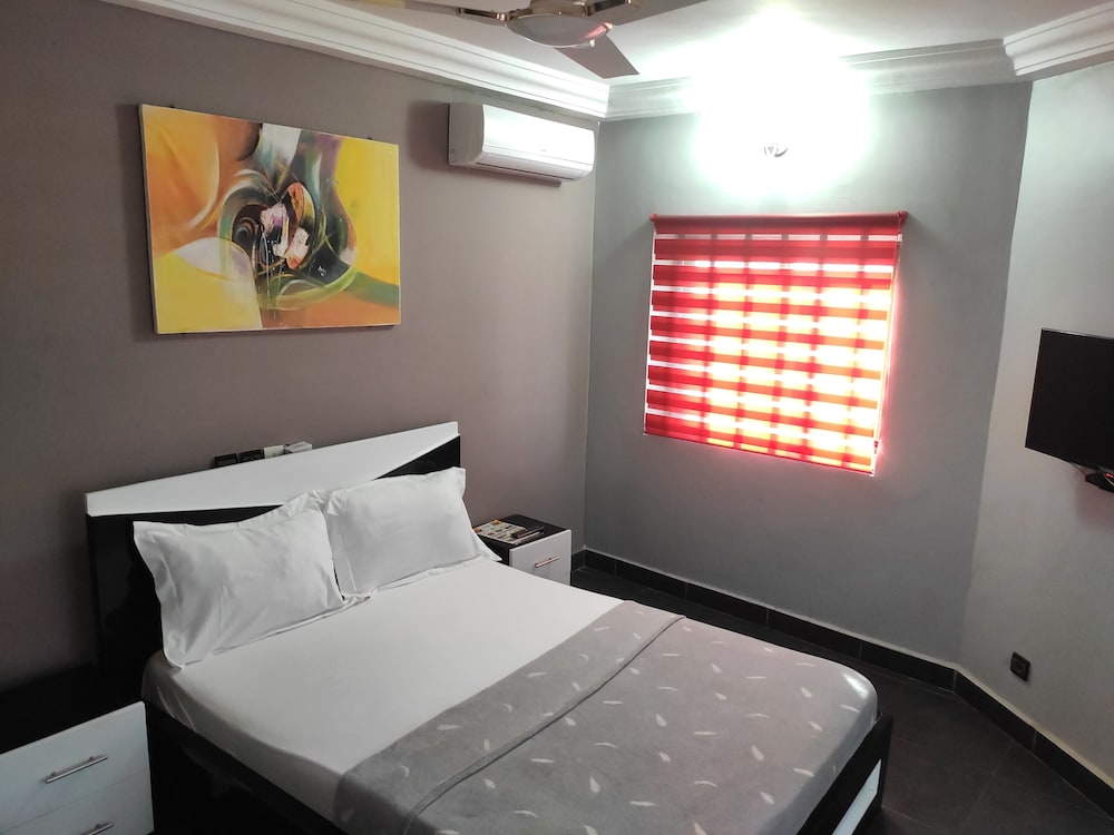 royal blue guest house bar