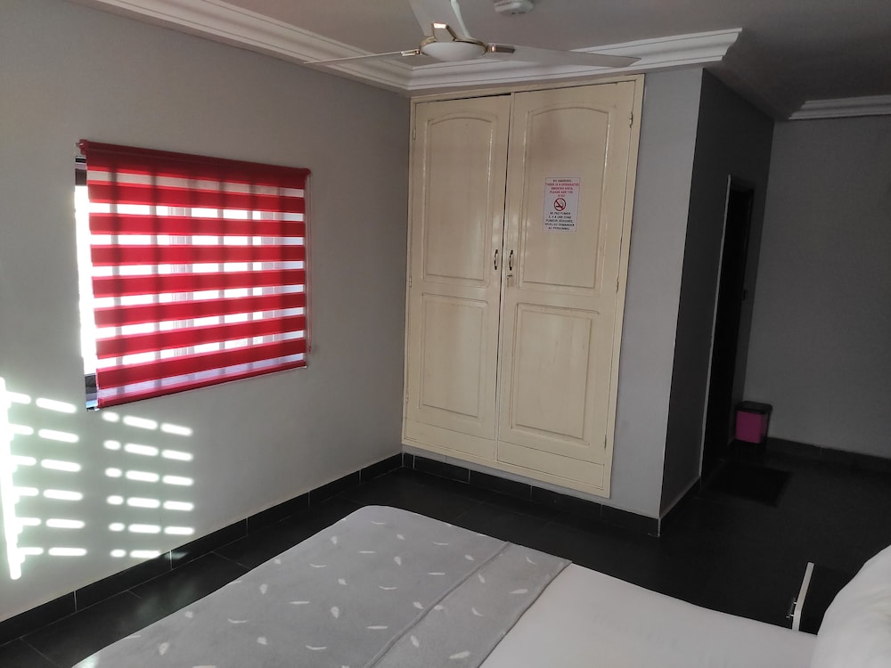 royal blue guest house bar