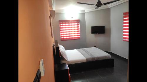 royal blue guest house bar