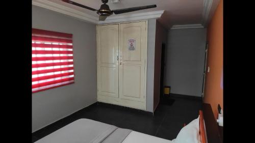 royal blue guest house bar