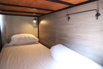 the cube hostel khaosan