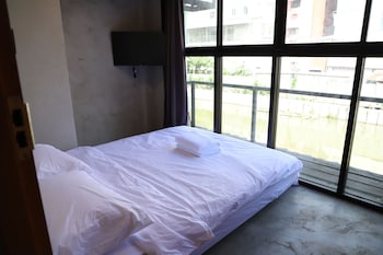 the cube hostel khaosan