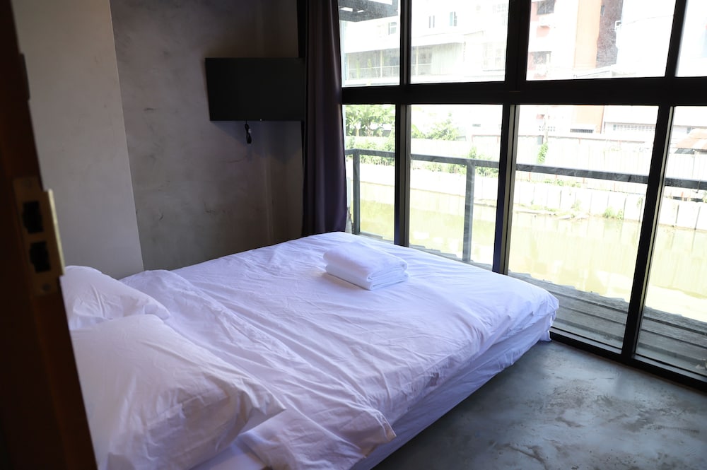 the cube hostel khaosan