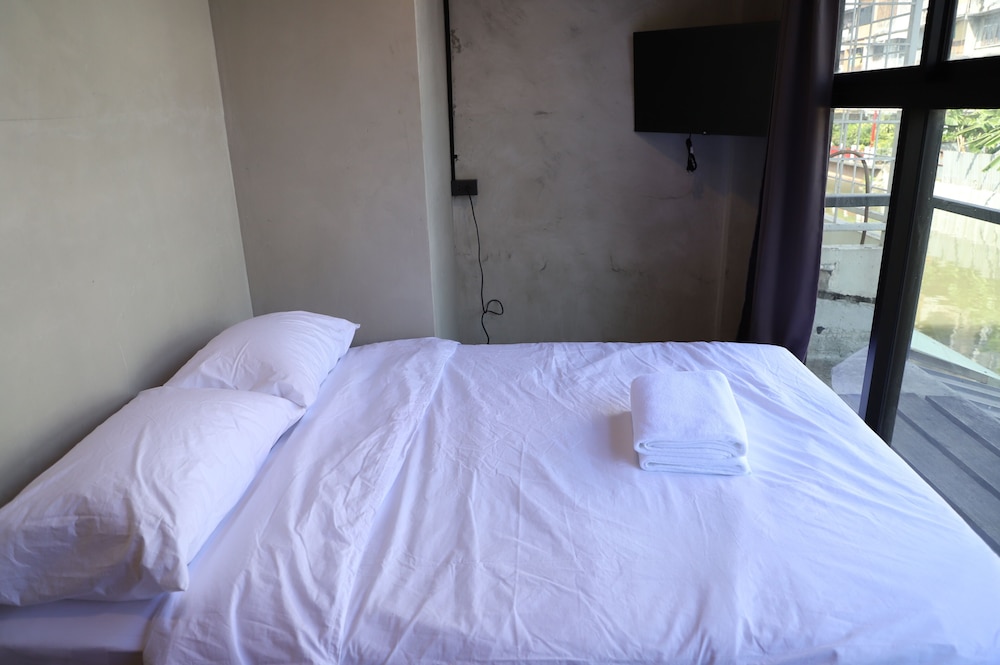 the cube hostel khaosan