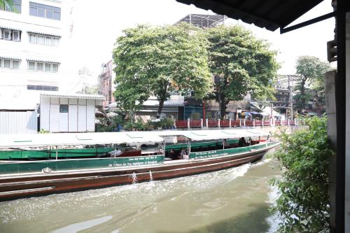 the cube hostel khaosan