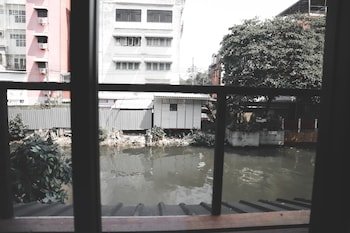 the cube hostel khaosan