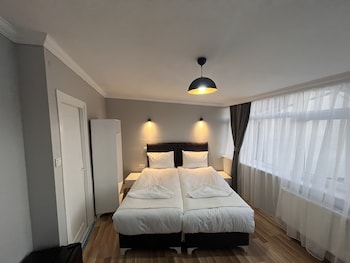 asparagus hotel suits old city