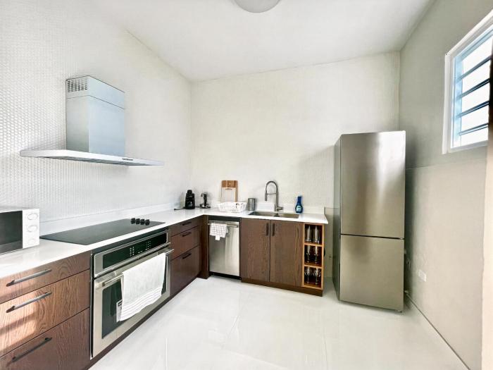 breathtaking 3 br beachside apt