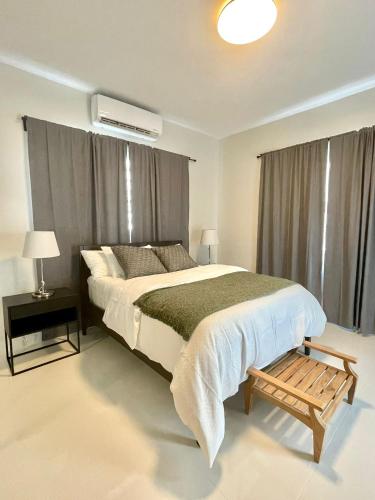 breathtaking 3 br beachside apt