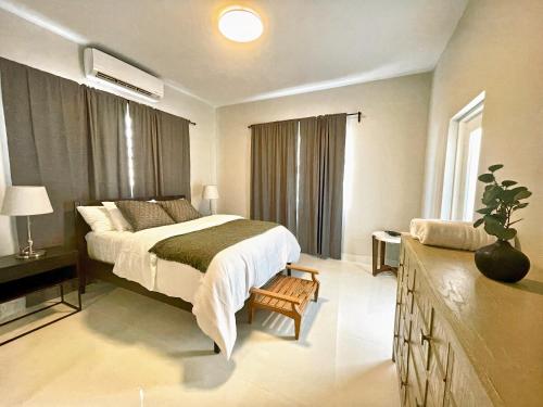 breathtaking 3 br beachside apt