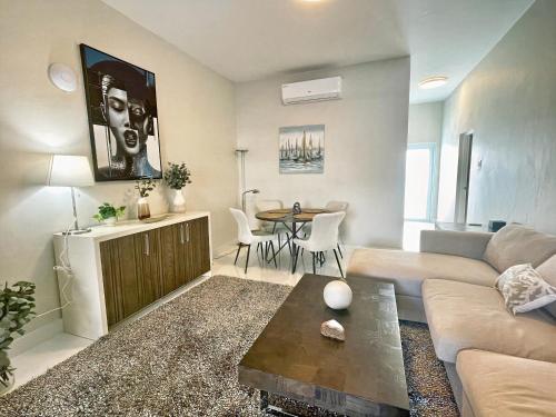 breathtaking 3 br beachside apt