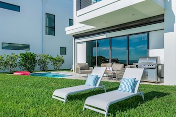 harbor island beach club by villatel