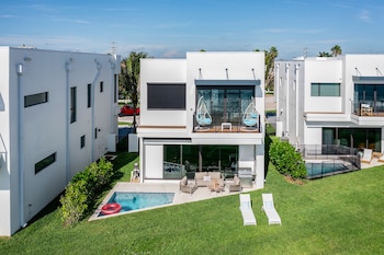 harbor island beach club by villatel